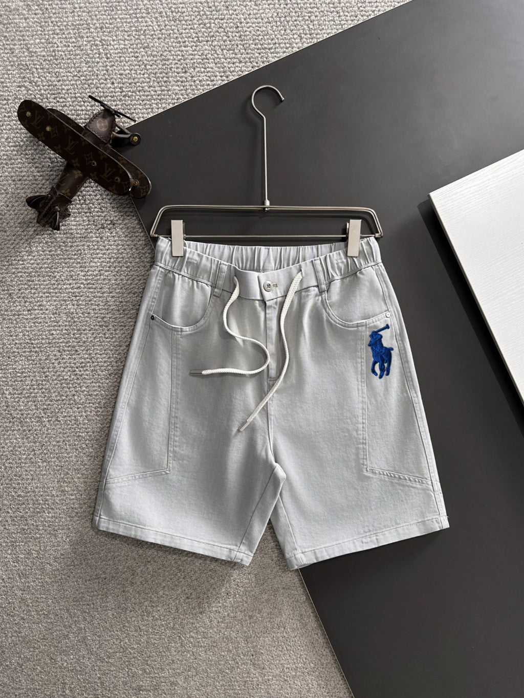 Men's White Drawstring Denim‑Style Casual Shorts, Blue Rider Embroidery Knee‑Length Shorts