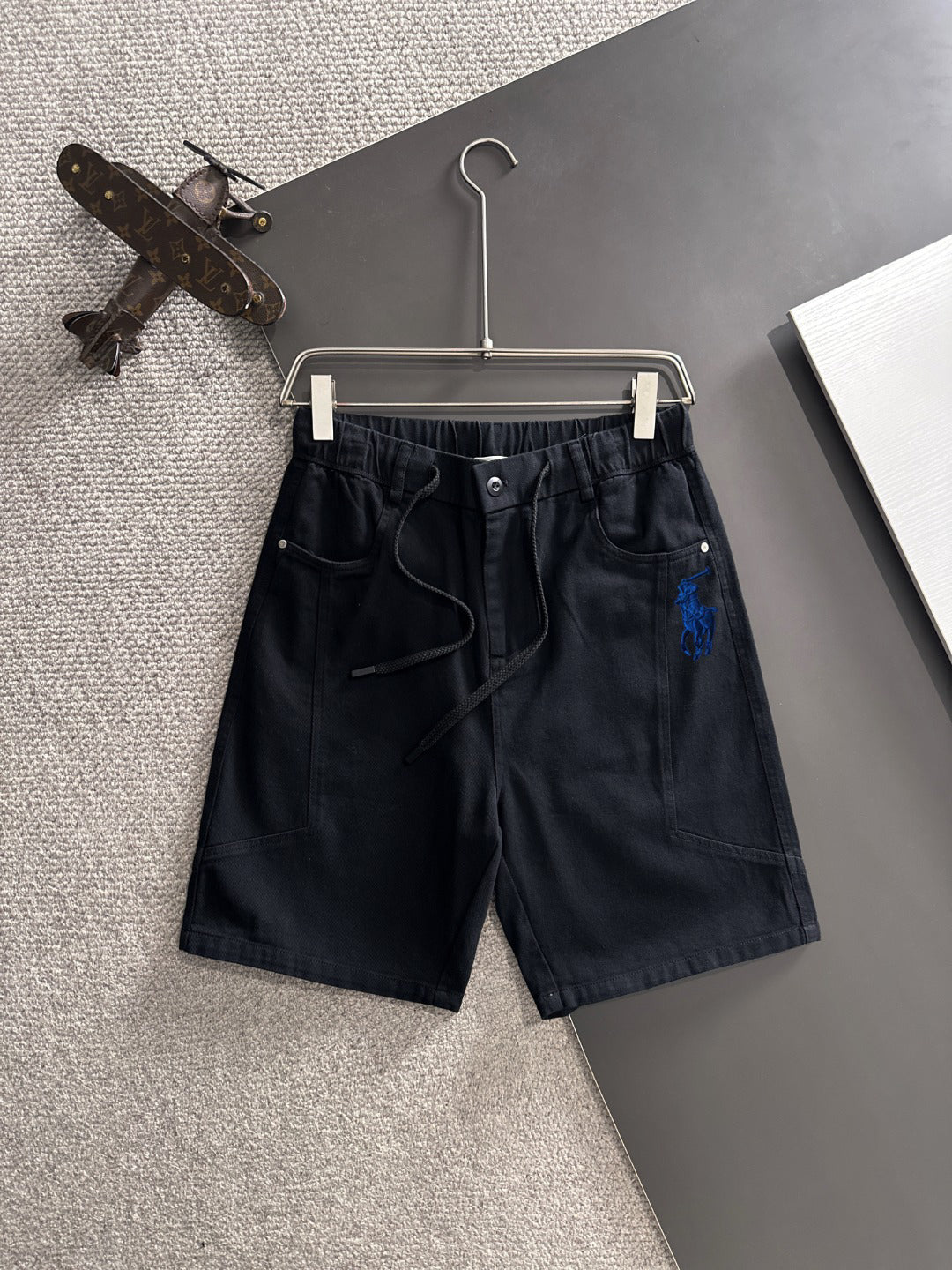 Men's White Drawstring Denim‑Style Casual Shorts, Blue Rider Embroidery Knee‑Length Shorts