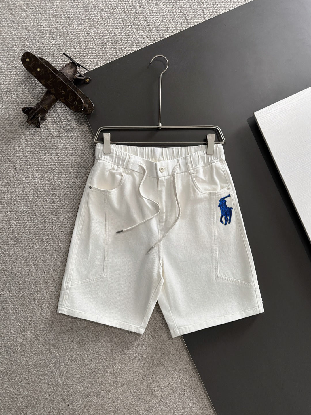 Men's White Drawstring Denim‑Style Casual Shorts, Blue Rider Embroidery Knee‑Length Shorts
