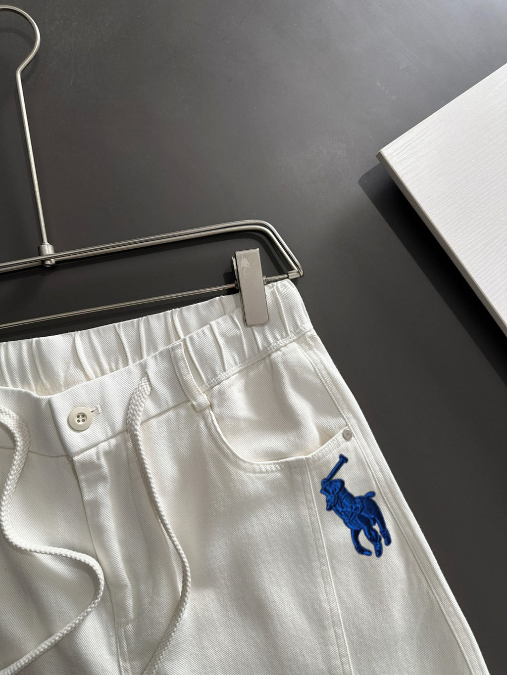 Men's White Drawstring Denim‑Style Casual Shorts, Blue Rider Embroidery Knee‑Length Shorts