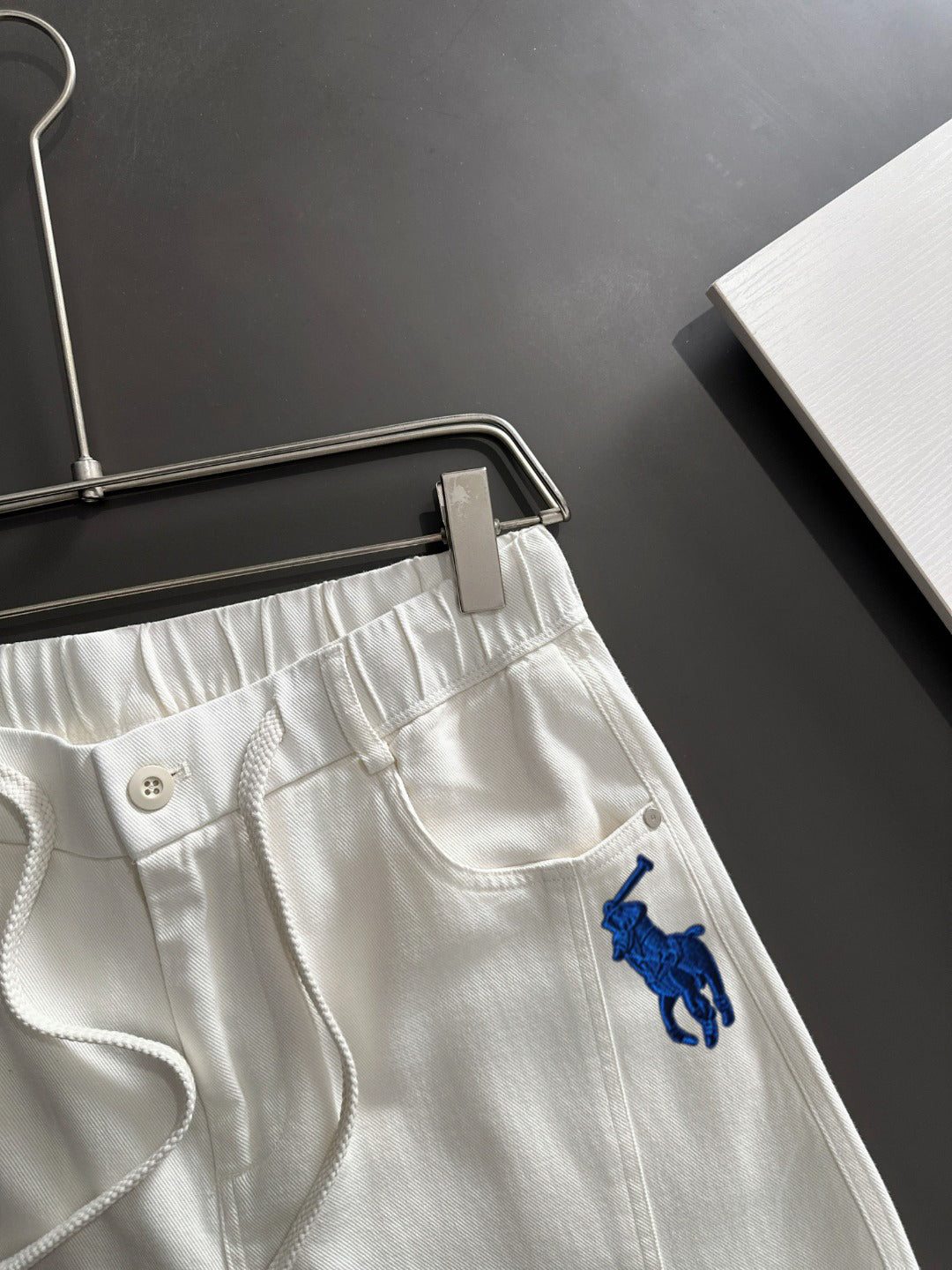 Men's White Drawstring Denim‑Style Casual Shorts, Blue Rider Embroidery Knee‑Length Shorts