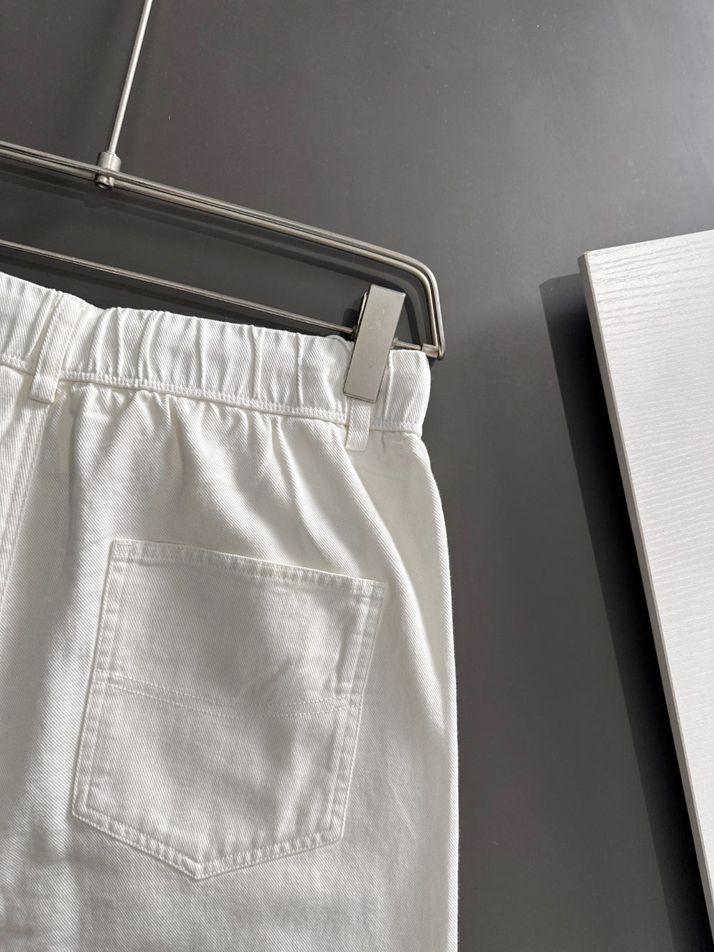 Men's White Drawstring Denim‑Style Casual Shorts, Blue Rider Embroidery Knee‑Length Shorts