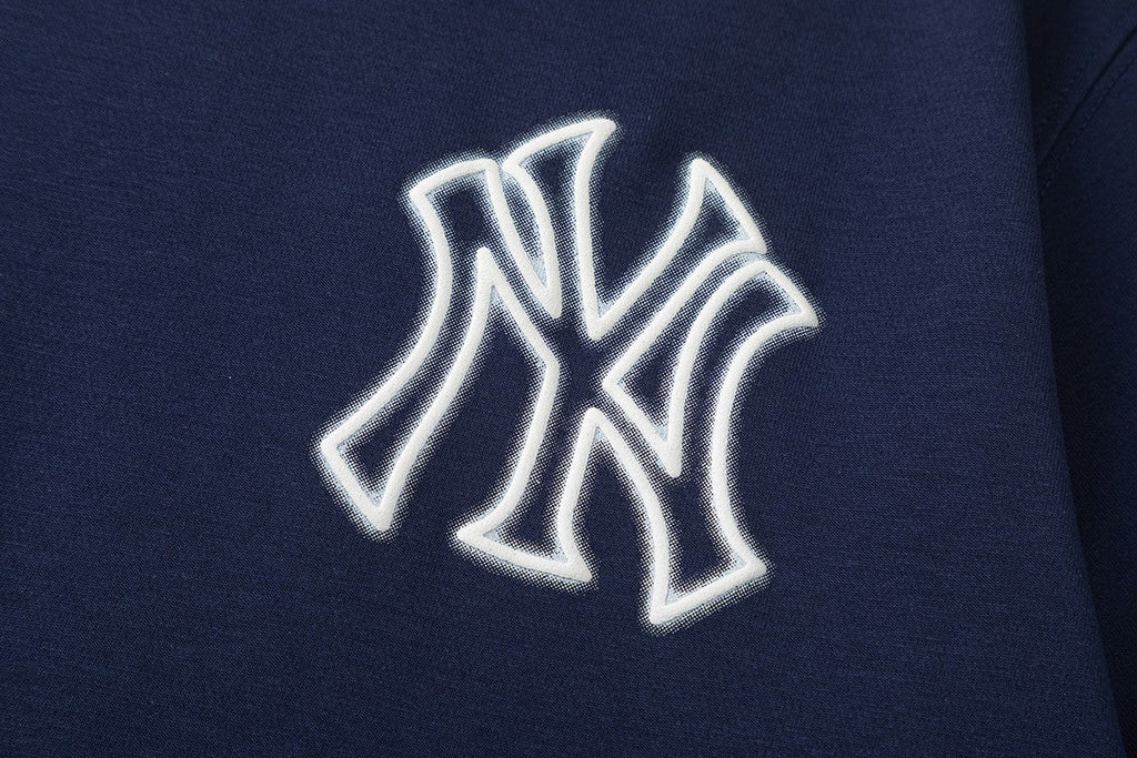 NY Yankees × New Era Outline Logo T-Shirt