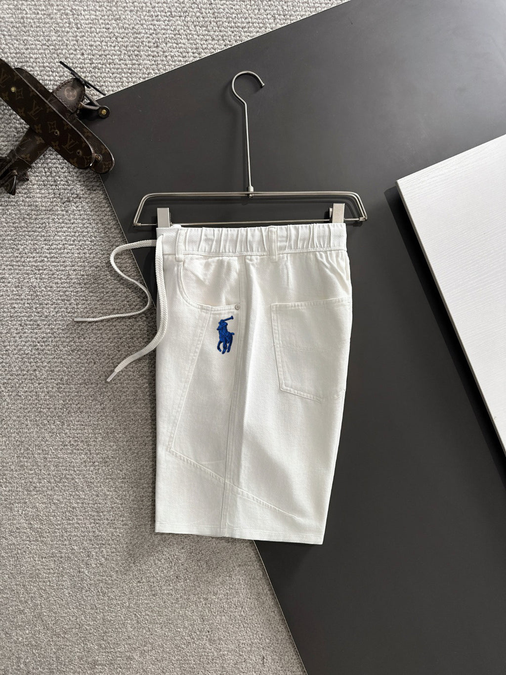 Men's White Drawstring Denim‑Style Casual Shorts, Blue Rider Embroidery Knee‑Length Shorts