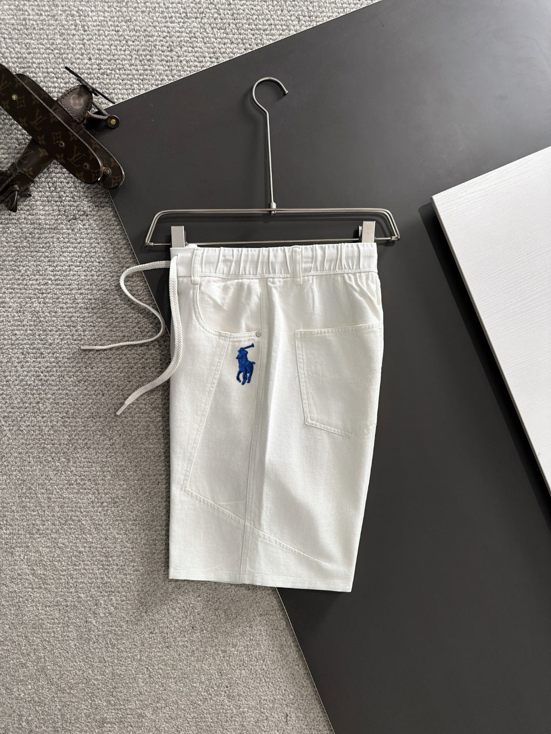 Men's White Drawstring Denim‑Style Casual Shorts, Blue Rider Embroidery Knee‑Length Shorts