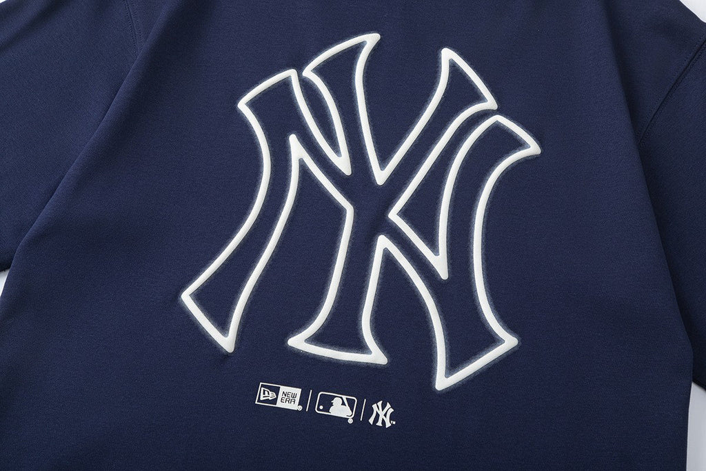 NY Yankees × New Era Outline Logo T-Shirt