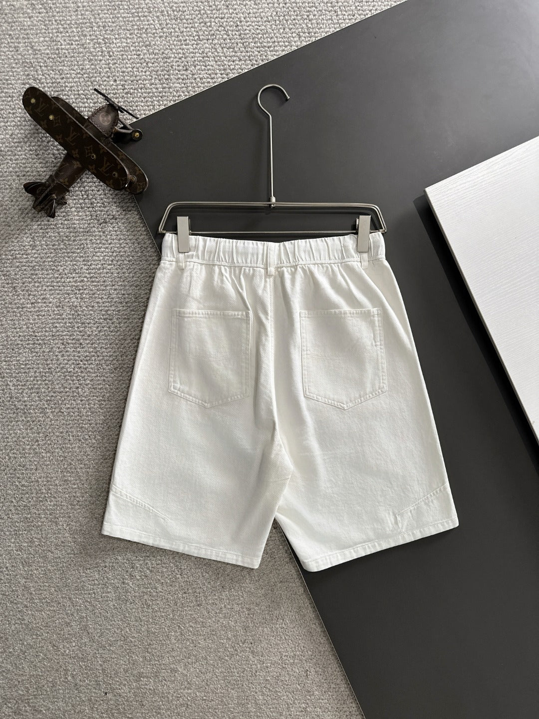 Men's White Drawstring Denim‑Style Casual Shorts, Blue Rider Embroidery Knee‑Length Shorts